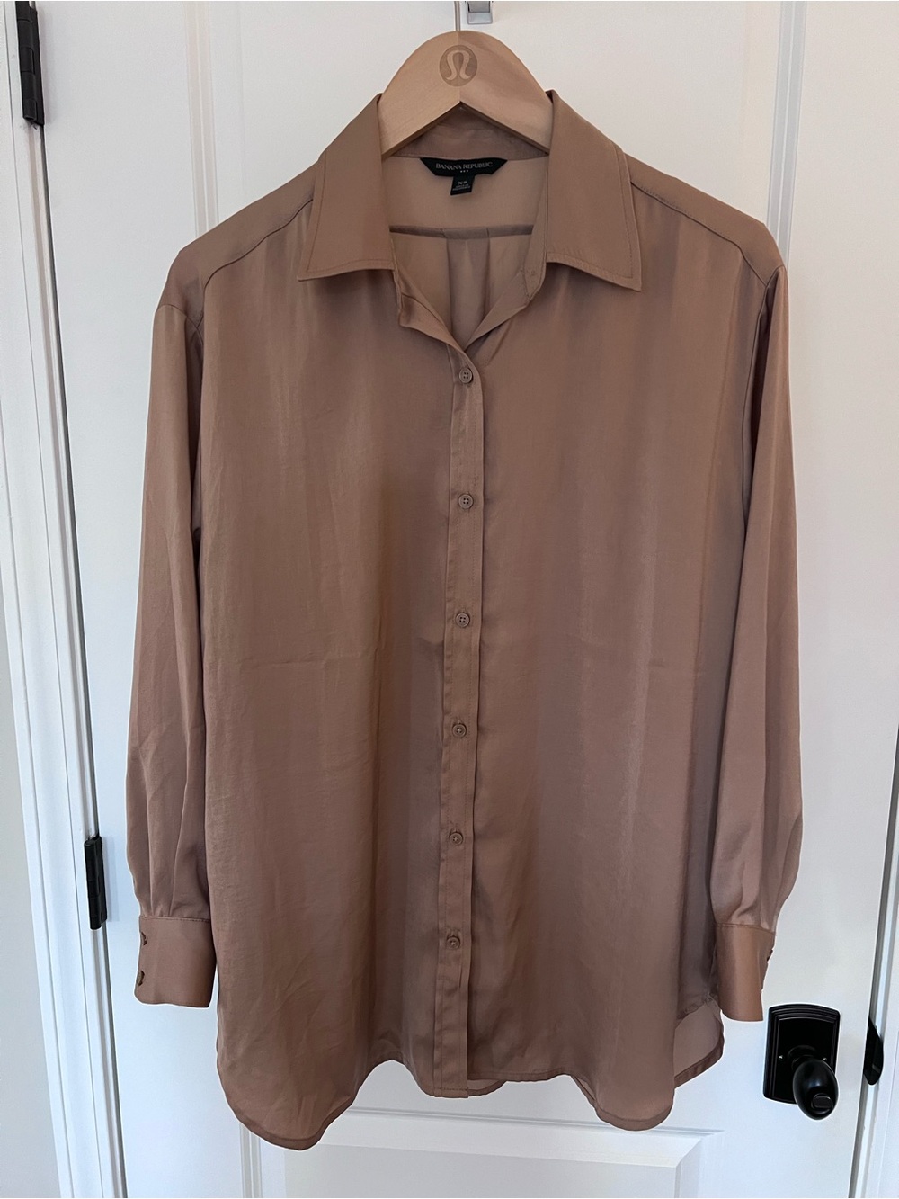 Banana Republic Tan Satin Oversized Buttondown Shirt Size XS EUC